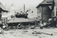 Darstellung: US-Truppenangehörige an einem Panzer der Division Windhund beim Vorst0ß auf St. Andreasberg, 14.04.1945